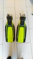 2 pairs of fins in good condition